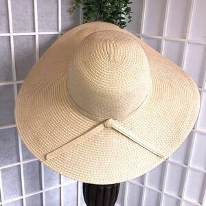 Women's Cream Wide Brim Sun with narrow matching band Hat, 4.5" Brim, Like New